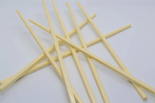 白色背景的经典黄色筷子 — 图库照片