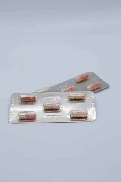 Folyo ve plastik ambalajlarda kırmızı ve beyaz ilaç kapsülleri