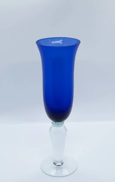 Copos Vinho Vidro Azul Com Fundo Branco — Fotografia de Stock