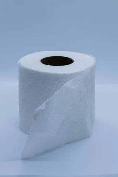 Kontrastlı Beyaz Arka Planda Beyaz Tuvalet Kağıdı — Stok fotoğraf