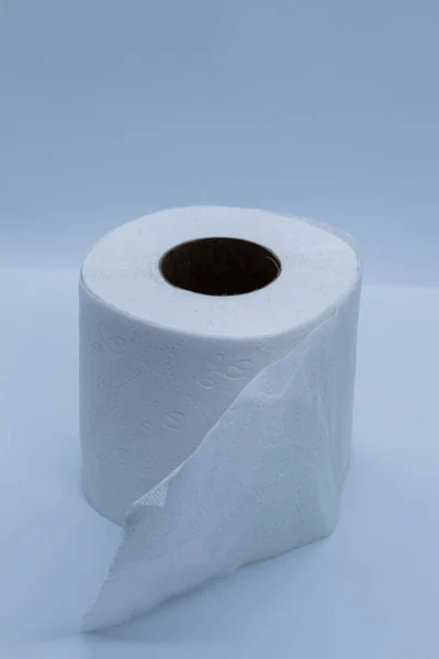 Kontrastlı Beyaz Arka Planda Beyaz Tuvalet Kağıdı — Stok fotoğraf