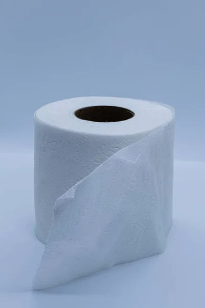 Weißes Toilettenpapier Auf Weißem Hintergrund Mit Kontrast — Stockfoto
