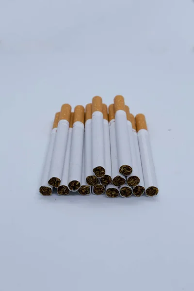 Weiße Und Orangefarbene Tabakzigarren Auf Weißem Hintergrund — Stockfoto