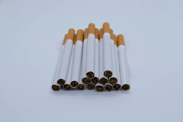 Λευκό Και Πορτοκαλί Χρώμα Πούρα Καπνού Λευκό Φόντο — Φωτογραφία Αρχείου