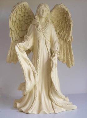 Beyaz arka planda bir meleğin kaya figürü..