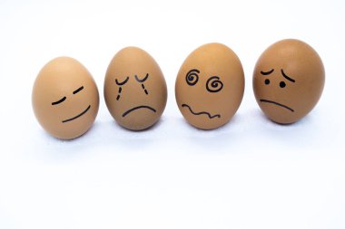 Beyaz arkaplanda negatif ruh hali olan yumurtalar