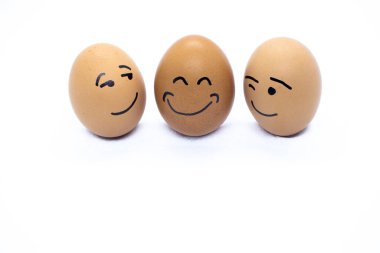 İki yumurta flört ediyor ve bir tane de mutlu 2.