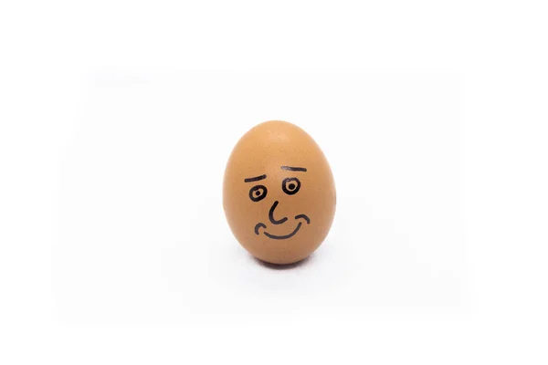 Huevo Con Una Cara Sobre Fondo Blanco — Foto de Stock