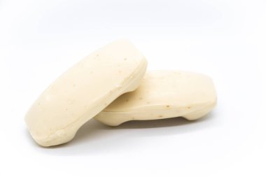 Beyaz arkaplanda 2 kalıp krem sabun