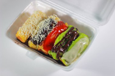 Geleneksel atıştırmalıklar, genellikle kue kusmuğu olarak adlandırılır, lezzetli ve tatlıdır, minimalist ve estetik bir tabakta servis edilir. Pukis kekleri yumuşak ve tatlı dokuları nedeniyle Endonezya 'da çok popülerdir. Genellikle geleneksel pazarlarda satılır..