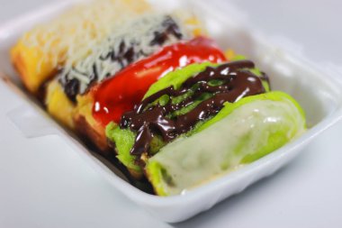 Geleneksel atıştırmalıklar, genellikle kue kusmuğu olarak adlandırılır, lezzetli ve tatlıdır, minimalist ve estetik bir tabakta servis edilir. Pukis kekleri yumuşak ve tatlı dokuları nedeniyle Endonezya 'da çok popülerdir. Genellikle geleneksel pazarlarda satılır..