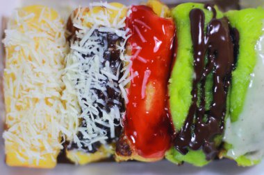 Geleneksel atıştırmalıklar, genellikle kue kusmuğu olarak adlandırılır, lezzetli ve tatlıdır, minimalist ve estetik bir tabakta servis edilir. Pukis kekleri yumuşak ve tatlı dokuları nedeniyle Endonezya 'da çok popülerdir. Genellikle geleneksel pazarlarda satılır..