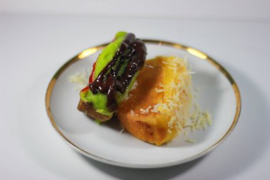 Geleneksel atıştırmalıklar, genellikle kue kusmuğu olarak adlandırılır, lezzetli ve tatlıdır, minimalist ve estetik bir tabakta servis edilir. Pukis kekleri yumuşak ve tatlı dokuları nedeniyle Endonezya 'da çok popülerdir. Genellikle geleneksel pazarlarda satılır..