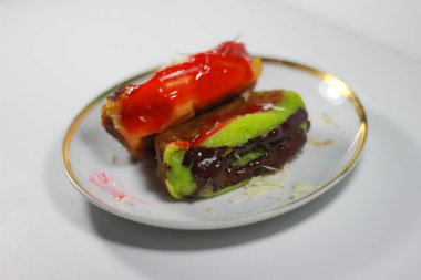 Geleneksel atıştırmalıklar, genellikle kue kusmuğu olarak adlandırılır, lezzetli ve tatlıdır, minimalist ve estetik bir tabakta servis edilir. Pukis kekleri yumuşak ve tatlı dokuları nedeniyle Endonezya 'da çok popülerdir. Genellikle geleneksel pazarlarda satılır..