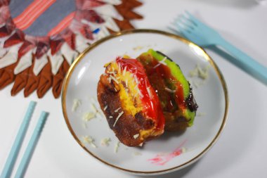 Geleneksel atıştırmalıklar, genellikle kue kusmuğu olarak adlandırılır, lezzetli ve tatlıdır, minimalist ve estetik bir tabakta servis edilir. Pukis kekleri yumuşak ve tatlı dokuları nedeniyle Endonezya 'da çok popülerdir. Genellikle geleneksel pazarlarda satılır..