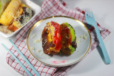 Geleneksel atıştırmalıklar, genellikle kue kusmuğu olarak adlandırılır, lezzetli ve tatlıdır, minimalist ve estetik bir tabakta servis edilir. Pukis kekleri yumuşak ve tatlı dokuları nedeniyle Endonezya 'da çok popülerdir. Genellikle geleneksel pazarlarda satılır..