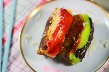 Geleneksel atıştırmalıklar, genellikle kue kusmuğu olarak adlandırılır, lezzetli ve tatlıdır, minimalist ve estetik bir tabakta servis edilir. Pukis kekleri yumuşak ve tatlı dokuları nedeniyle Endonezya 'da çok popülerdir. Genellikle geleneksel pazarlarda satılır..