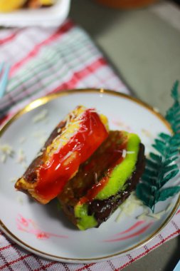 Geleneksel aperatifler, genellikle Pukis kekleri olarak adlandırılır, lezzetli ve tatlıdır, minimalist ve estetik bir tabakta servis edilir. Pukis kekleri yumuşak ve tatlı dokuları nedeniyle Endonezya 'da çok popülerdir. Genellikle geleneksel pazarlarda satılır..