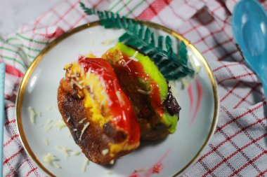 Geleneksel aperatifler, genellikle Pukis kekleri olarak adlandırılır, lezzetli ve tatlıdır, minimalist ve estetik bir tabakta servis edilir. Pukis kekleri yumuşak ve tatlı dokuları nedeniyle Endonezya 'da çok popülerdir. Genellikle geleneksel pazarlarda satılır..