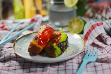 Geleneksel aperatifler, genellikle Pukis kekleri olarak adlandırılır, lezzetli ve tatlıdır, minimalist ve estetik bir tabakta servis edilir. Pukis kekleri yumuşak ve tatlı dokuları nedeniyle Endonezya 'da çok popülerdir. Genellikle geleneksel pazarlarda satılır..