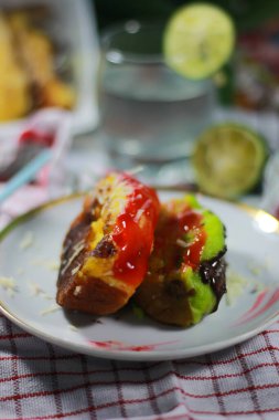 Geleneksel aperatifler, genellikle Pukis kekleri olarak adlandırılır, lezzetli ve tatlıdır, minimalist ve estetik bir tabakta servis edilir. Pukis kekleri yumuşak ve tatlı dokuları nedeniyle Endonezya 'da çok popülerdir. Genellikle geleneksel pazarlarda satılır..