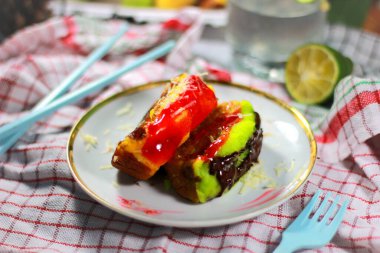 Geleneksel aperatifler, genellikle Pukis kekleri olarak adlandırılır, lezzetli ve tatlıdır, minimalist ve estetik bir tabakta servis edilir. Pukis kekleri yumuşak ve tatlı dokuları nedeniyle Endonezya 'da çok popülerdir. Genellikle geleneksel pazarlarda satılır..