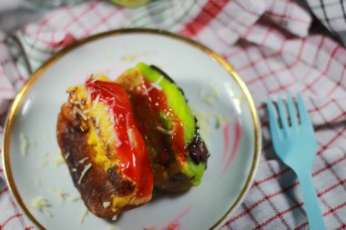 Geleneksel aperatifler, genellikle Pukis kekleri olarak adlandırılır, lezzetli ve tatlıdır, minimalist ve estetik bir tabakta servis edilir. Pukis kekleri yumuşak ve tatlı dokuları nedeniyle Endonezya 'da çok popülerdir. Genellikle geleneksel pazarlarda satılır..