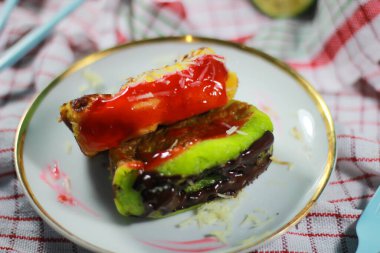 Geleneksel aperatifler, genellikle Pukis kekleri olarak adlandırılır, lezzetli ve tatlıdır, minimalist ve estetik bir tabakta servis edilir. Pukis kekleri yumuşak ve tatlı dokuları nedeniyle Endonezya 'da çok popülerdir. Genellikle geleneksel pazarlarda satılır..