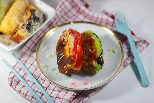 Geleneksel atıştırmalıklar, genellikle kue kusmuğu olarak adlandırılır, lezzetli ve tatlıdır, minimalist ve estetik bir tabakta servis edilir. Pukis kekleri yumuşak ve tatlı dokuları nedeniyle Endonezya 'da çok popülerdir. Genellikle geleneksel pazarlarda satılır..