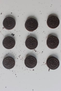 Kediri, Endonezya - 4 Kasım 2022: İzole edilmiş beyaz arka planda Oreo kurabiyelerinin yakın plan fotoğrafı. Oreo, Endonezya 'da en çok satan pasta olan tatlı kremalı bir çikolatalı sandviç..