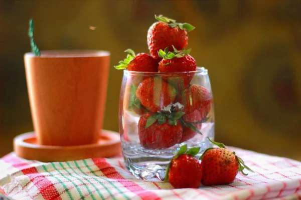 Süße Erdbeeren Direkt Aus Dem Garten Gepflückt Sieht Noch Frisch — Stockfoto