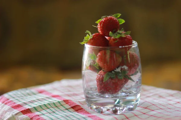 Sweet Strawberries Picked Straight Garden Still Looks Fresh Served Aesthetic — Stock Photo, Image