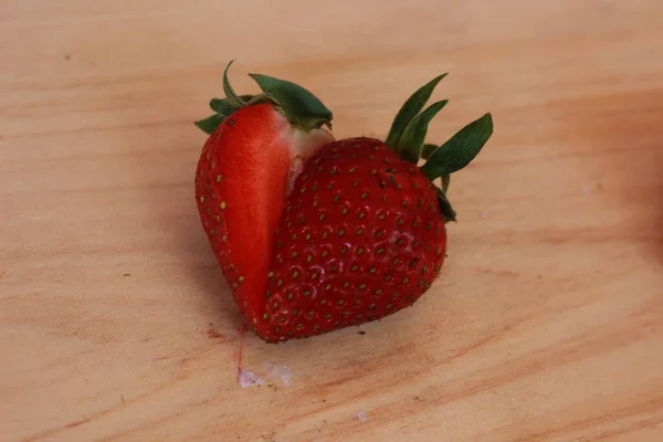 Süße Erdbeeren Direkt Aus Dem Garten Gepflückt Sieht Noch Frisch — Stockfoto