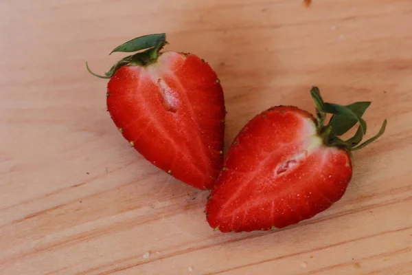 甜草莓是从花园里直接采摘的 看起来还是新鲜的在一个孤立的背景下 在美学的基础上服务 — 图库照片