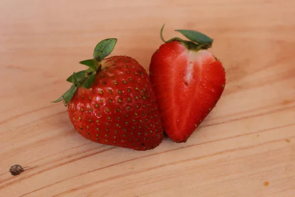甜草莓是从花园里直接采摘的 看起来还是新鲜的在一个孤立的背景下 在美学的基础上服务 — 图库照片