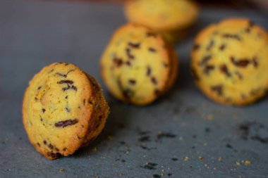 Süngerli kek estetik kaidede servis edilir. Besleyici atıştırmalık, tatlı ya da kahvaltı. Yakın plan yemek..