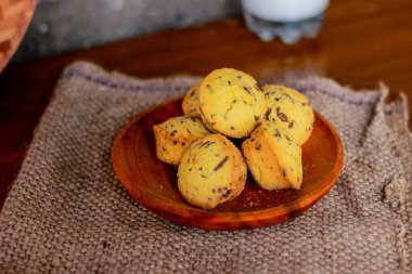 Süngerli kek estetik kaidede servis edilir. Besleyici atıştırmalık, tatlı ya da kahvaltı. Yakın plan yemek..