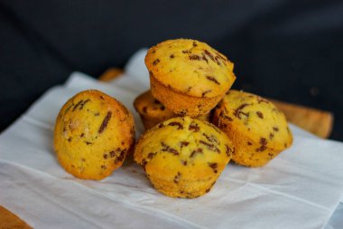 Süngerli kek estetik kaidede servis edilir. Besleyici atıştırmalık, tatlı ya da kahvaltı. Yakın plan yemek..