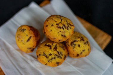 Süngerli kek estetik kaidede servis edilir. Besleyici atıştırmalık, tatlı ya da kahvaltı. Yakın plan yemek..