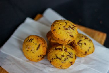 Süngerli kek estetik kaidede servis edilir. Besleyici atıştırmalık, tatlı ya da kahvaltı. Yakın plan yemek..