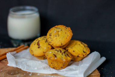 Süngerli kek estetik kaidede servis edilir. Besleyici atıştırmalık, tatlı ya da kahvaltı. Yakın plan yemek..