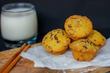 Süngerli kek estetik kaidede servis edilir. Besleyici atıştırmalık, tatlı ya da kahvaltı. Yakın plan yemek..