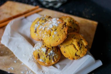 Süngerli kek estetik kaidede servis edilir. Besleyici atıştırmalık, tatlı ya da kahvaltı. Yakın plan yemek..