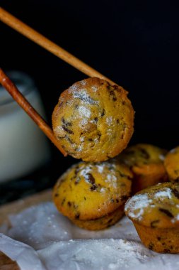 Süngerli kek estetik kaidede servis edilir. Besleyici atıştırmalık, tatlı ya da kahvaltı. Yakın plan yemek..