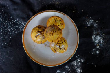 Süngerli kek estetik kaidede servis edilir. Besleyici atıştırmalık, tatlı ya da kahvaltı. Yakın plan yemek..