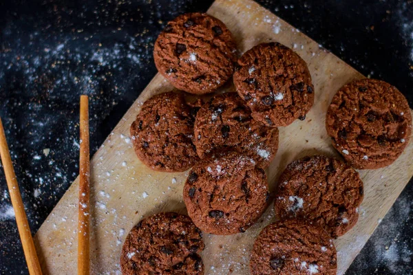Csokis Keksz Fából Készült Vágódeszkán Táplálékkal Desszerttel Vagy Reggeli Étellel — Stock Fotó