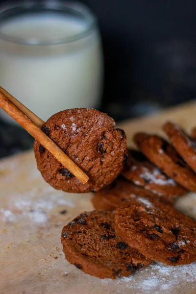 Schokoladenkekse Serviert Auf Einem Holzschneidebrett Ernährungsjause Dessert Oder Frühstücksmahlzeit Schwarzer — Stockfoto