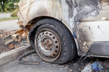 Yangından sonra araba. Yangından veya kazadan sonra yanmış paslı bir araba. Yangından sonraki araba, vandalizm suçu, ayaklanmalar. Kundaklama arabası. Hız yüzünden yoldaki bir kaza. Patlama