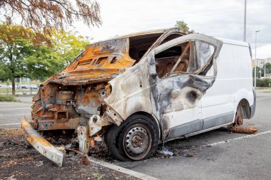 Yangından sonra minibüs yanmış bir ceset ve arabanın içi. Yangından veya kazadan sonra yanmış paslı bir araba. Yangından sonraki araba, vandalizm suçu, ayaklanmalar. Kundaklama arabası. Hız yüzünden yolda kaza oldu.