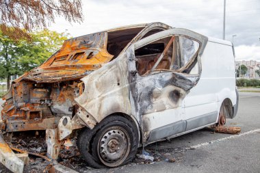 Yangından sonra minibüs yanmış bir ceset ve arabanın içi. Yangından veya kazadan sonra yanmış paslı bir araba. Yangından sonraki araba, vandalizm suçu, ayaklanmalar. Kundaklama arabası. Hız yüzünden yolda kaza oldu.